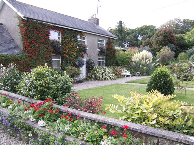 Coolaught_House,_front_garden_in_autumn_-_geograph.org.uk_-_595344