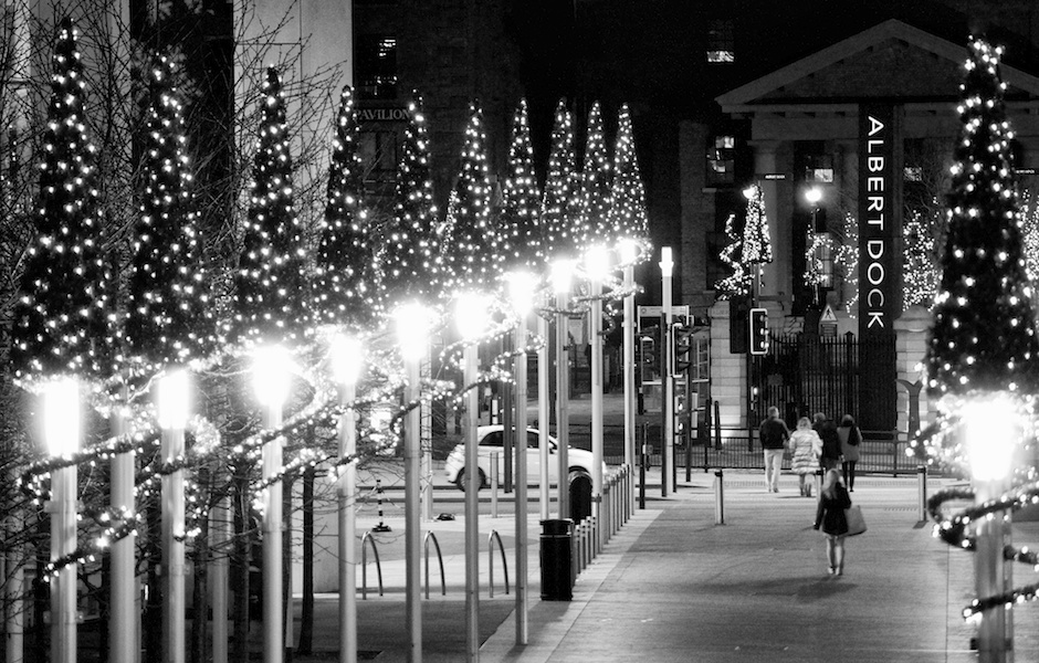 view-towards-albert-dock-from-liverpool-one-christmas-decorations-black-and-white-blog-formidable-photography