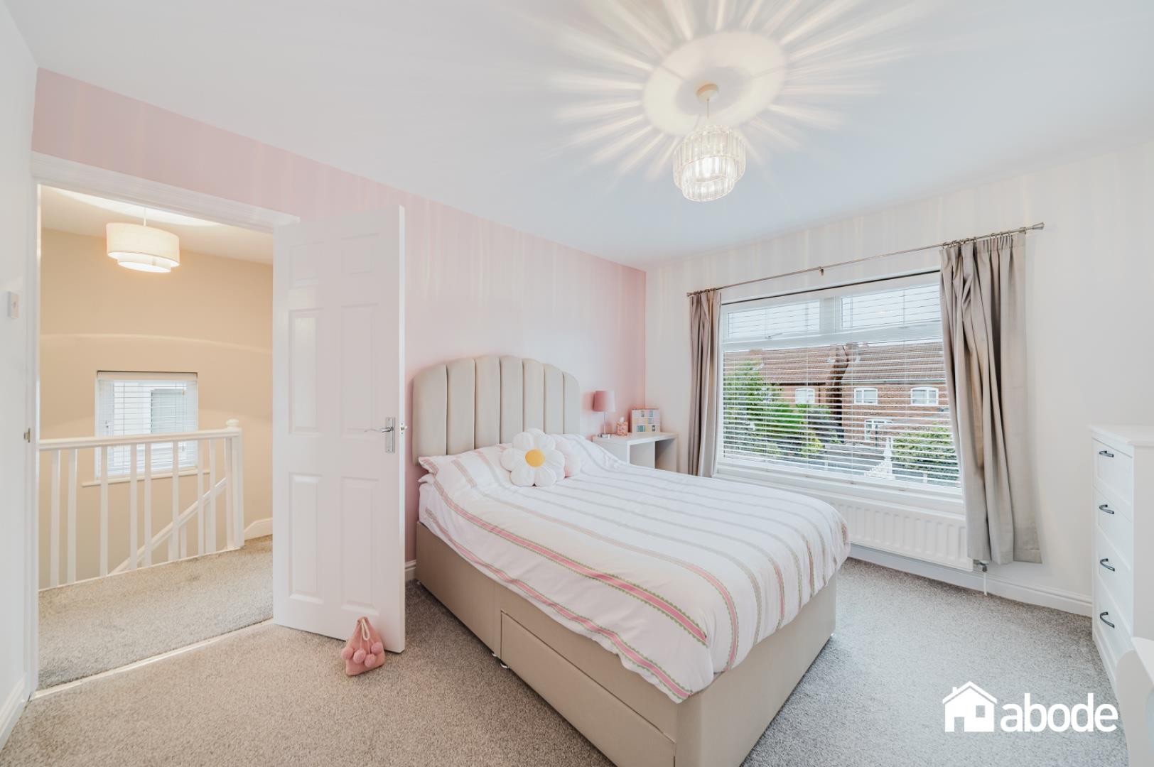 3 bedroom Semi-detached house in Miller Avenue